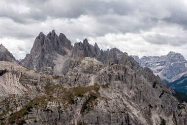 Güney Tirol 'deki dolomitler, 3 Zinnen dağının çevresindeki vahşi alp manzarası.