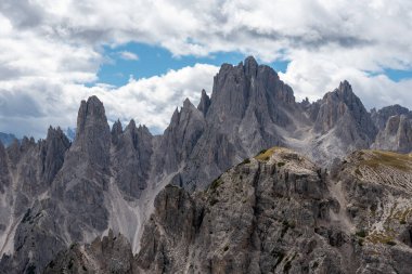 Güney Tirol 'deki dolomitler, 3 Zinnen dağının çevresindeki vahşi alp manzarası.