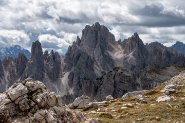 Güney Tirol 'deki dolomitler, 3 Zinnen dağının çevresindeki vahşi alp manzarası.