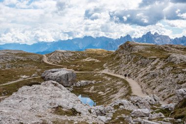 Güney Tirol 'deki dolomitler, 3 Zinnen dağının çevresindeki vahşi alp manzarası.