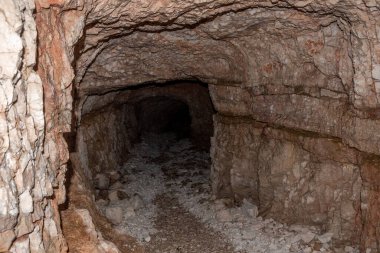 Zinnen Dağları yakınlarındaki Dolomitler 'de eski bir kale girişi, I. Dünya Savaşı ve Avusturya-İtalya cephesinin kalıntıları.