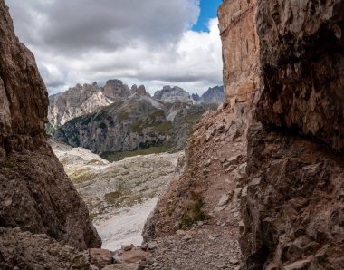 I. Dünya Savaşı 'nın Alp Kalesi' ndeki eski bir embriyodan, Dolomitler 'deki eski Avusturya-İtalya sınırına bakın.