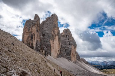 Dolomitler 'in üç tepesi çevresindeki yürüyüş yolu, İtalya' nın güney Tirol 'ü.