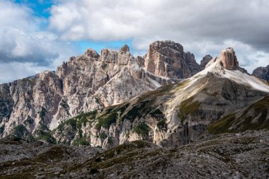 Güney Tirol 'deki ünlü Üç Tepe, Dolomitler' in çevresindeki manzaralı sakin dağ manzarası