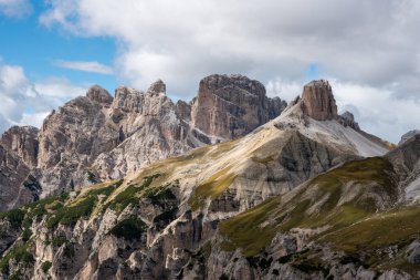 Güney Tirol 'deki ünlü Üç Tepe, Dolomitler' in çevresindeki manzaralı sakin dağ manzarası
