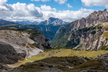 Güney Tirol 'deki ünlü Üç Tepe, Dolomitler' in çevresindeki manzaralı sakin dağ manzarası