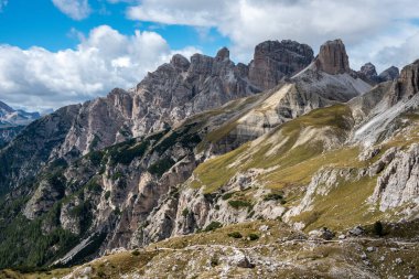 Güney Tirol 'deki ünlü Üç Tepe, Dolomitler' in çevresindeki manzaralı sakin dağ manzarası