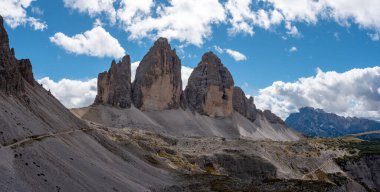 Güney Tirolese Dolomite Alpleri, İtalya 'daki ikonik Drei Zinnen dağlarının manzarası