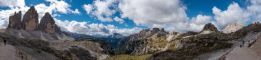 Güney Tirol 'deki ünlü Üç Tepe, Dolomitler' in çevresindeki manzaralı sakin dağ manzarası