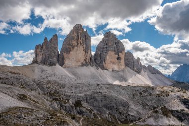 Güney Tirolese Dolomite Alpleri, İtalya 'daki ikonik Drei Zinnen dağlarının manzarası