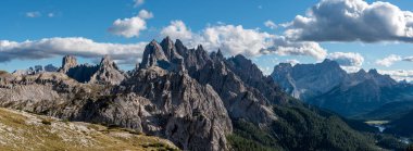 Güney Tirol 'deki ünlü Üç Tepe, Dolomitler' in çevresindeki manzaralı sakin dağ manzarası