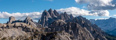 Güney Tirol 'deki ünlü Üç Tepe, Dolomitler' in çevresindeki manzaralı sakin dağ manzarası