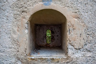 Güney Tirol 'ün Dolomite Alpleri' ndeki Landro kalesinde bir açık kapı, Avusturya ile İtalya arasındaki sınır anlaşmazlıklarının mimari bir kalıntısı.