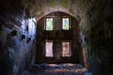Güney Tirol 'ün Dolomite Alpleri' ndeki Landro Kalesi 'nde Avusturya ile İtalya arasındaki sınır anlaşmazlıklarının mimari bir kalıntısı var.