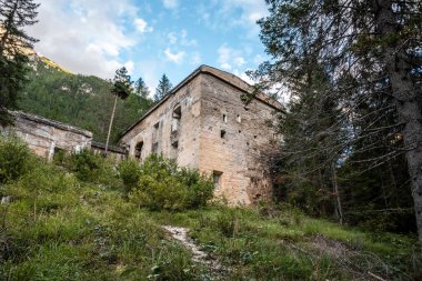 Güney Tirol 'deki Dolomite Alplerindeki ikonik kale Landro, Avusturya ile İtalya arasındaki sınır anlaşmazlıklarının mimari bir kalıntısı.