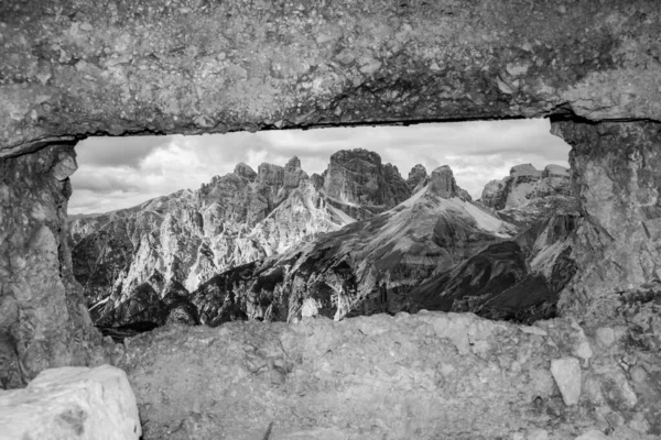 Vue Travers Une Ancienne Embrasure Dans Une Forteresse Alpine Première — Photo