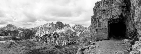 Uma Antiga Entrada Fortaleza Nas Dolomitas Perto Das Montanhas Zinnen — Fotografia de Stock