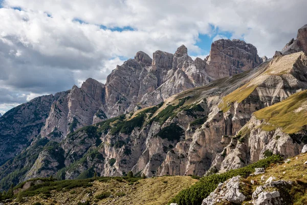 Güney Tirol Deki Ünlü Tepe Dolomitler Çevresindeki Manzaralı Sakin Dağ — Stok fotoğraf