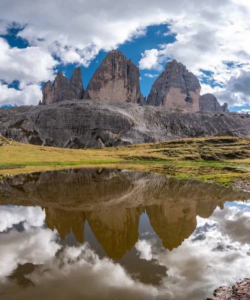 Güney Tirolese Dolomite Alpleri 'ndeki ikonik Drei Zinnen dağlarının yansıması, İtalya