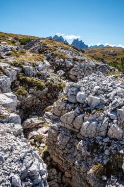 Dolomite Alplerindeki Piyano Dağı 'ndaki askeri siperlerin kalıntıları, Birinci Dünya Savaşı sırasında yapılmış, Güney Tirol
