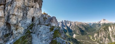 Dolomite Alplerindeki Rienz Vadisi 'nin muhteşem panoramik manzarası, Güney Tirol