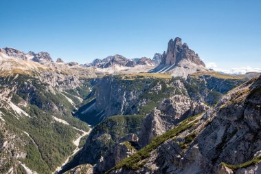 Dolomite Alplerindeki Piyano Dağı 'ndaki askeri siperlerin kalıntıları, Birinci Dünya Savaşı sırasında yapılmış, Güney Tirol