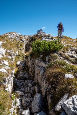 Dolomite Alplerindeki Piyano Dağı 'ndaki askeri siperlerin kalıntıları, Birinci Dünya Savaşı sırasında yapılmış, Güney Tirol