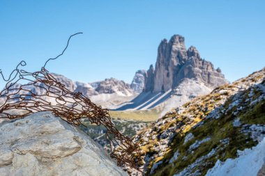 Birinci Dünya Savaşı sırasında Güney Tirol 'de inşa edilen Dolomite Alplerindeki Piyano Dağı' ndaki askeri tahkimatların kalıntıları.
