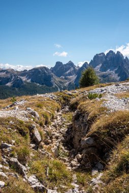 Dolomite Alplerindeki Piyano Dağı 'ndaki askeri siperlerin kalıntıları, Birinci Dünya Savaşı sırasında yapılmış, Güney Tirol