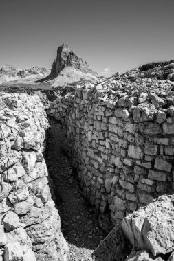 Dolomite Alplerindeki Piyano Dağı 'ndaki askeri siperlerin kalıntıları, Birinci Dünya Savaşı sırasında yapılmış, Güney Tirol