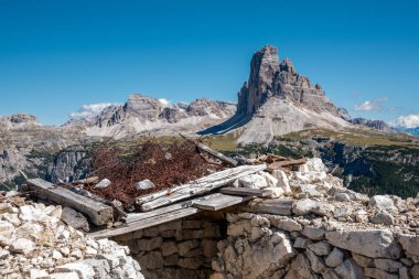 Birinci Dünya Savaşı sırasında Güney Tirol 'de inşa edilen Dolomite Alplerindeki Piyano Dağı' ndaki askeri tahkimatların kalıntıları.