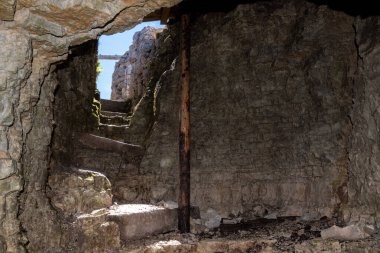 Dolomite Alpleri 'ndeki Piano Dağı' nda Birinci Dünya Savaşı sırasında yapılmış bir askeri sığınağın kalıntıları. Güney Tirol.