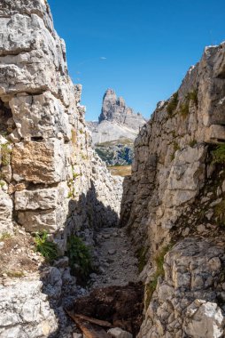 Dolomite Alplerindeki Piyano Dağı 'ndaki askeri siperlerin kalıntıları, Birinci Dünya Savaşı sırasında yapılmış, Güney Tirol
