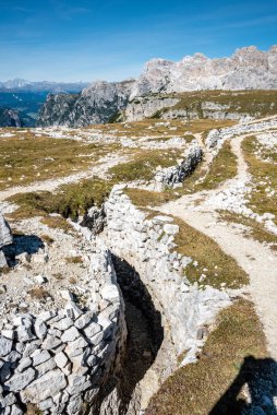 Dolomite Alplerindeki Piyano Dağı 'ndaki askeri siperlerin kalıntıları, Birinci Dünya Savaşı sırasında yapılmış, Güney Tirol