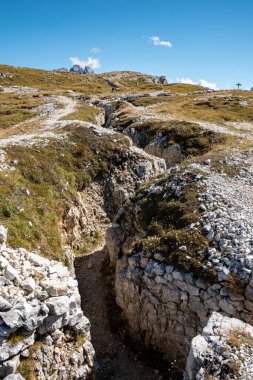 Dolomite Alplerindeki Piyano Dağı 'ndaki askeri siperlerin kalıntıları, Birinci Dünya Savaşı sırasında yapılmış, Güney Tirol