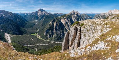Dolomite Alplerindeki Piyano Dağı 'ndaki askeri siperlerin kalıntıları, Birinci Dünya Savaşı sırasında yapılmış, Güney Tirol