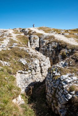 Dolomite Alplerindeki Piyano Dağı 'ndaki askeri siperlerin kalıntıları, Birinci Dünya Savaşı sırasında yapılmış, Güney Tirol