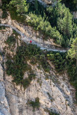İtalya 'nın coğrafi bölgesi olan Güney Tirol' deki Rienz vadisinde kırılgan kireçtaşı kayaları arasında yürüyüş.