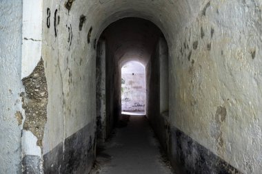 Avusturya 'nın güney Tirol' deki Dolomite Alpleri 'ndeki Landro kalesinde Avusturya ile İtalya arasındaki sınır anlaşmazlıklarının mimari bir kısmı devam ediyor.
