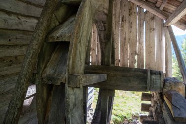 Val di Morins 'de eski bir ahşap su değirmeni, Güney Tirol' ün Dolomite Alpleri.