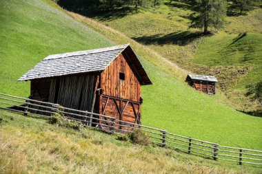 Val di Morins 'de eski bir ahşap saman kulübesi, Güney Tirol' ün Dolomite Alpleri.