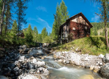 Val di Morins 'de eski bir ahşap su değirmeni, Güney Tirol' ün Dolomite Alpleri.