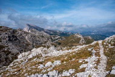Valparola Geçidi 'nin dağlarında alçak bulutlar, Güney Tirol' de Dolomite Alpleri, İtalya