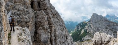 Dolomite Alpleri 'nde Lagazuoi Dağı' na doğru maceralı bir yürüyüş, İtalya 'nın otonom güney Tirol' ü.