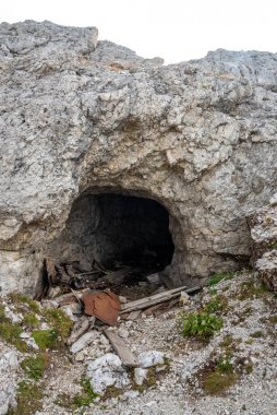 Dolomite Alpleri 'nde Lagazuoi Dağı' na doğru maceralı bir yürüyüş, İtalya 'nın otonom güney Tirol' ü.