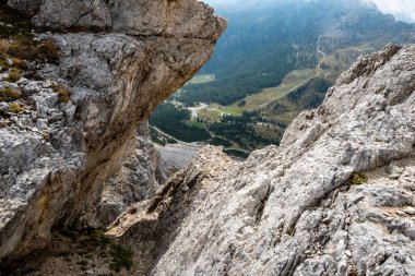 Dolomite Alpleri 'nde Lagazuoi Dağı' na doğru maceralı bir yürüyüş, İtalya 'nın otonom güney Tirol' ü.