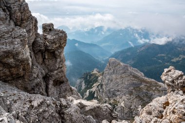 Dolomite Alpleri 'nde Lagazuoi Dağı' na doğru maceralı bir yürüyüş, İtalya 'nın otonom güney Tirol' ü.