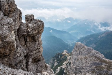Dolomite Alpleri 'nde Lagazuoi Dağı' na doğru maceralı bir yürüyüş, İtalya 'nın otonom güney Tirol' ü.