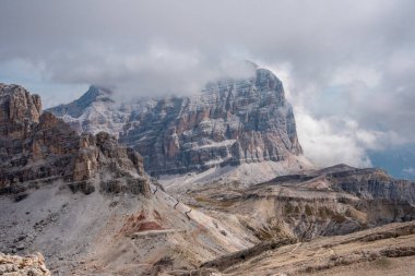 Güney Tirol özerk bölgesinin Dolomite Alpleri 'ndeki Lagazuoi Dağı' nda engebeli güzel bir dağ manzarası.