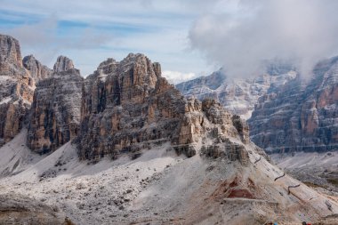 Güney Tirol özerk bölgesinin Dolomite Alpleri 'ndeki Lagazuoi Dağı' nda engebeli güzel bir dağ manzarası.